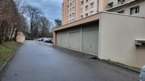 Garage / box en Location à Écully